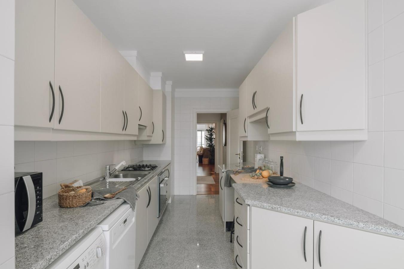 Azzurra - 2 Bedrooms And Parking In Avenidas Novas * Lisbon